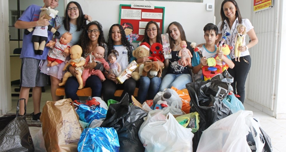 Doação de roupas, calçados e brinquedos dos alunos da Emef Otacília Madureira de Moura (região sul) para crianças de 0 a 6 anos do CECOI Éden-Lar (região central)