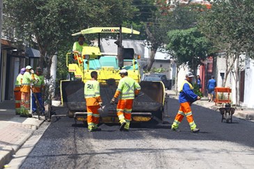 Obra de recuperação do pavimento da rua Berna, no Jardim Augusta, região central. Foto: Claudio Vieira/PMSJC. 29-11-2018