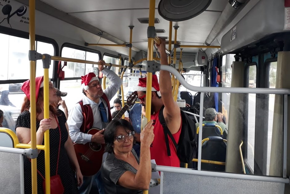 Usuários de ônibus ganham encenação de Natal