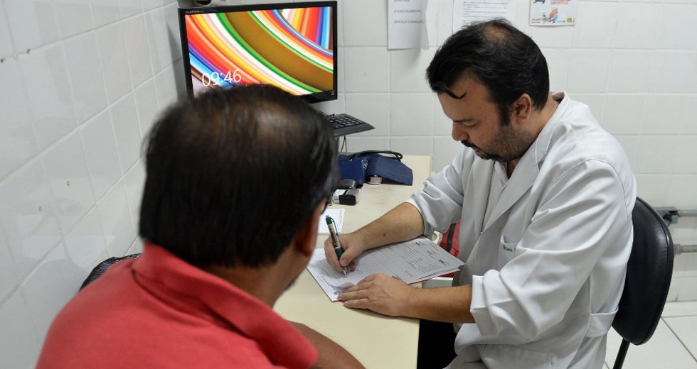 médico-atende-paciente.jpg