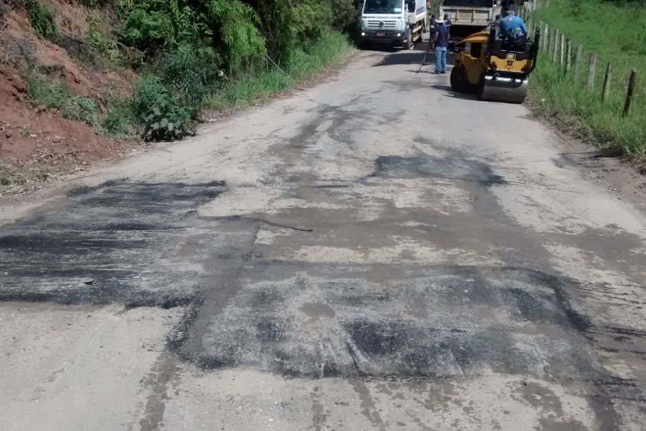 Equipes da Prefeitura tapam buracos na Estrada do Turvo, na zona norte; já foram recuperados 85 dos 110 km de antipoeira