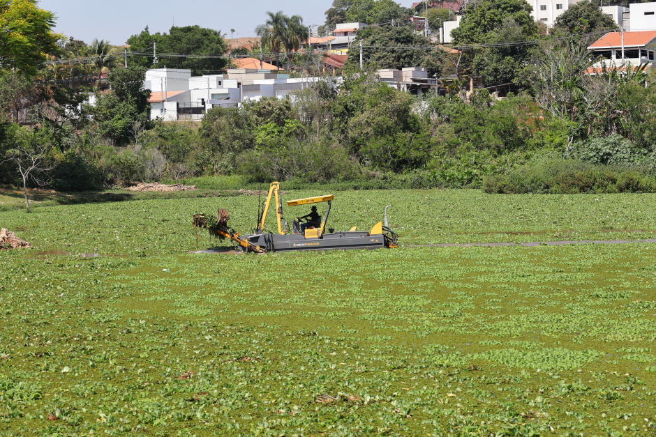 Limpeza da Lagoa do bairro Pousada do Vale. Foto: Claudio Vieira/PMSJC 06-10-2025