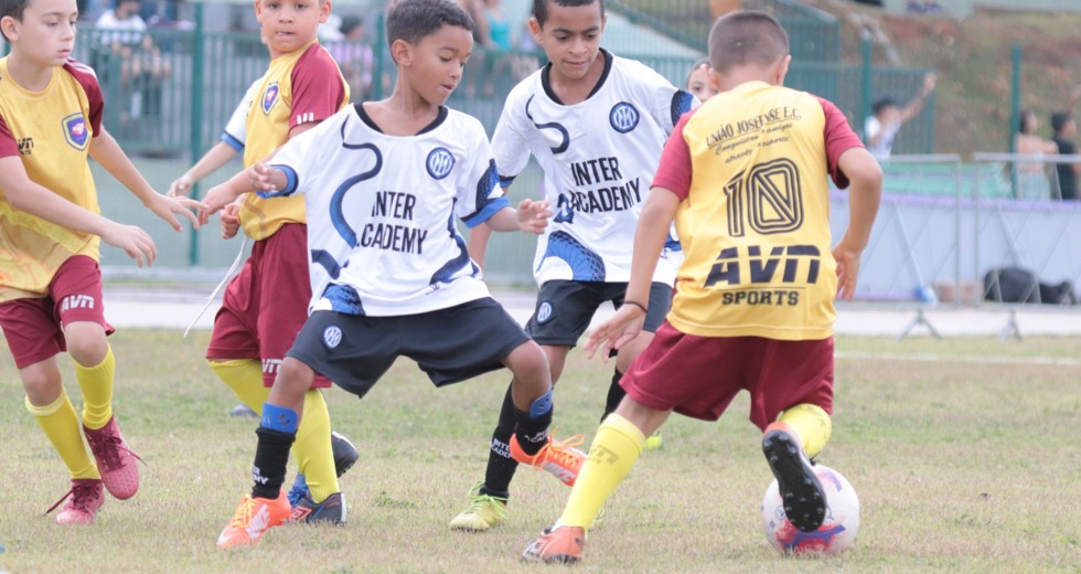 Evento reúne 16 equipes no Centro Esportivo neste domingo (12)