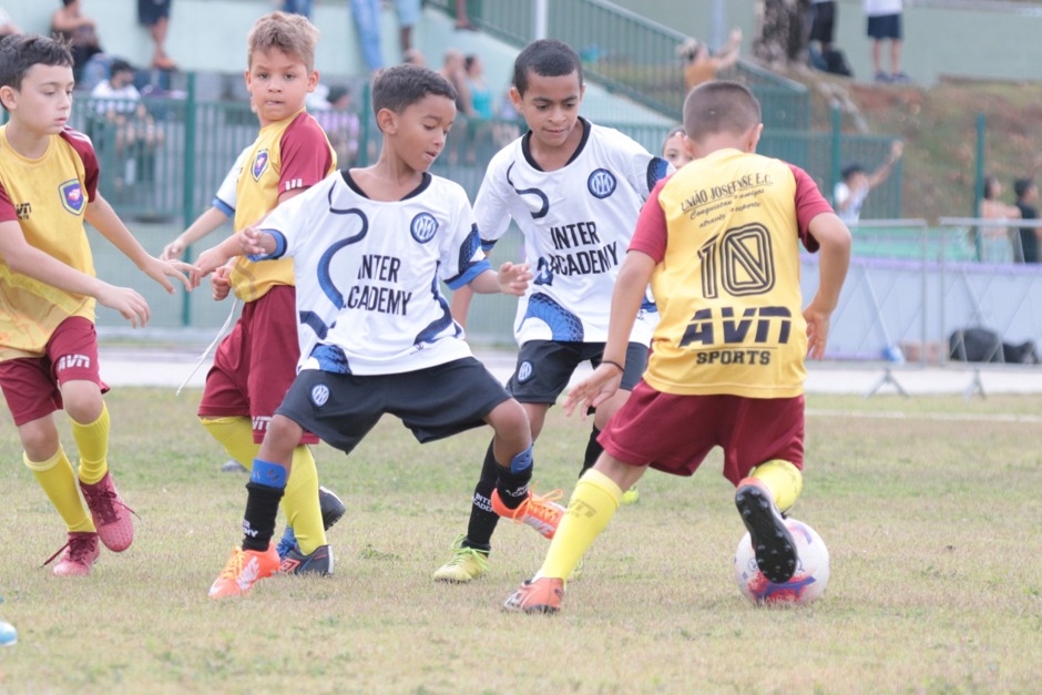 Evento reúne 16 equipes no Centro Esportivo neste domingo (12)