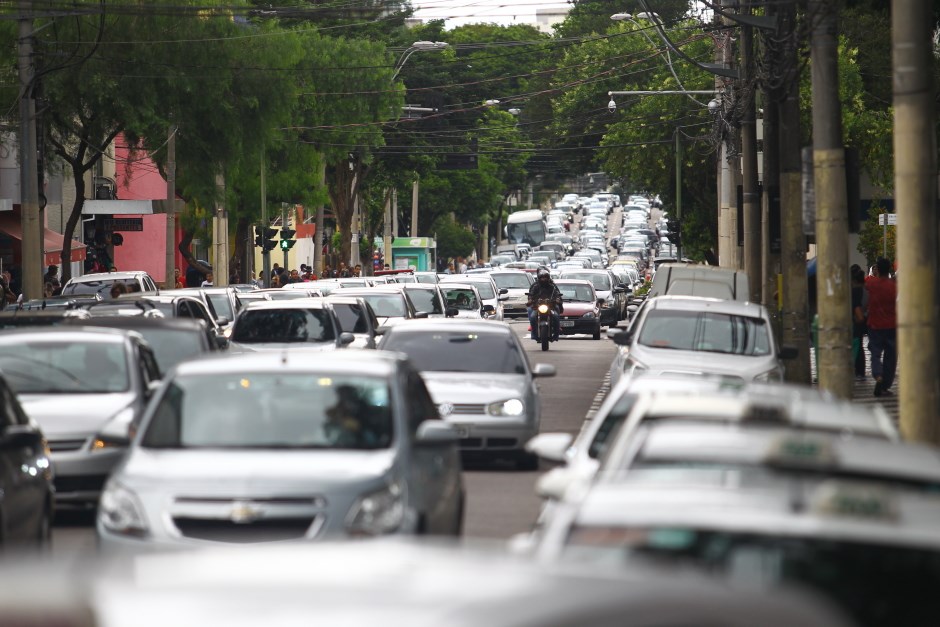 Operação organiza trânsito de veículos e pedestres no centro. Foto: Claudio Vieira/PMSJC.08-12-2018