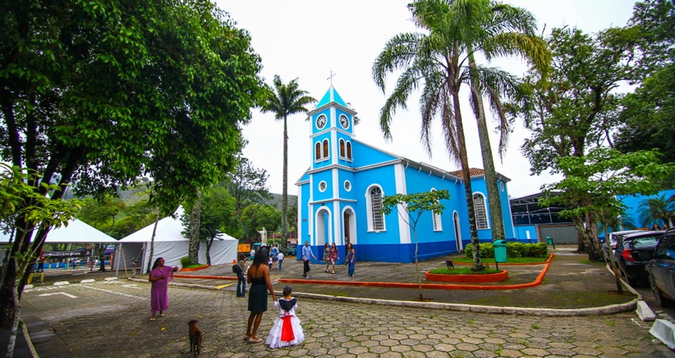 Vista do distrito de São Francisco Xavier, Cachoeira Pedro David, Praça Cônego Antonio Manzi e Igreja Matriz.