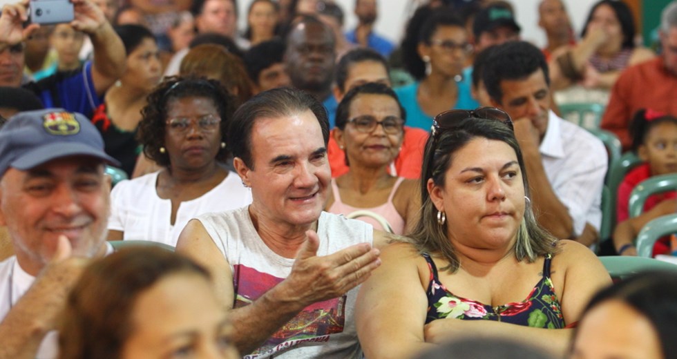 Famílias do Mirante do Limoeiro I e II assinam contratos. Foto: Claudio Vieira/PMSJC. 18-12-2018