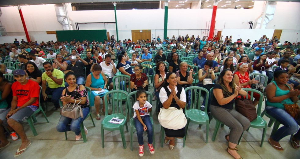 Famílias do Mirante do Limoeiro I e II assinam contratos. Foto: Claudio Vieira/PMSJC. 18-12-2018