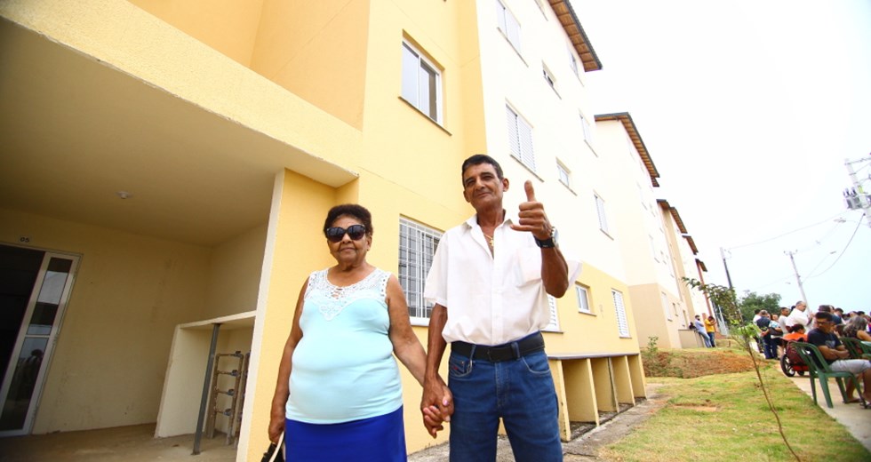 Moradores do Mirante do Limoeiro 1 e 2 recebem as chaves dos apartamentos. Foto: Claudio Vieira/PMSJC. 21-12-2018