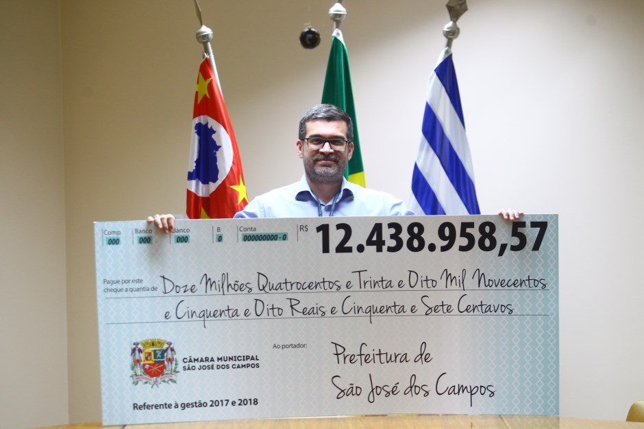 A Prefeitura de São José recebeu da Câmara Municipal, nesta quarta-feira (26), cheque de R$ 12,438 milhões, provenientes de economias feitas no Legislativo ao longo de 2017 e 2018. Foto: Claudio Vieira/PMSJC. 26-12-2018