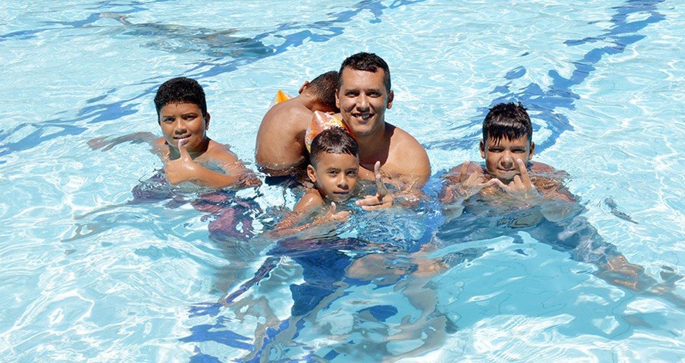 O desempregado Marcelo Costa com os filhos e sobrinhos: ele elogiou o ambiente agradável e familiar