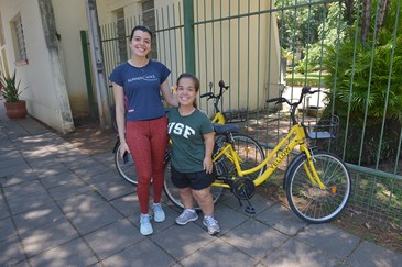 As amigas Talita Carvalho e Leda Alvim, que já viraram fãs das bikes compartilhadas