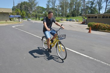 O estudante universitário Luís Gustavo de Souza pedalando pelas ruas do DCTA com bike compartilhada: para ele, novidade veio para ficar