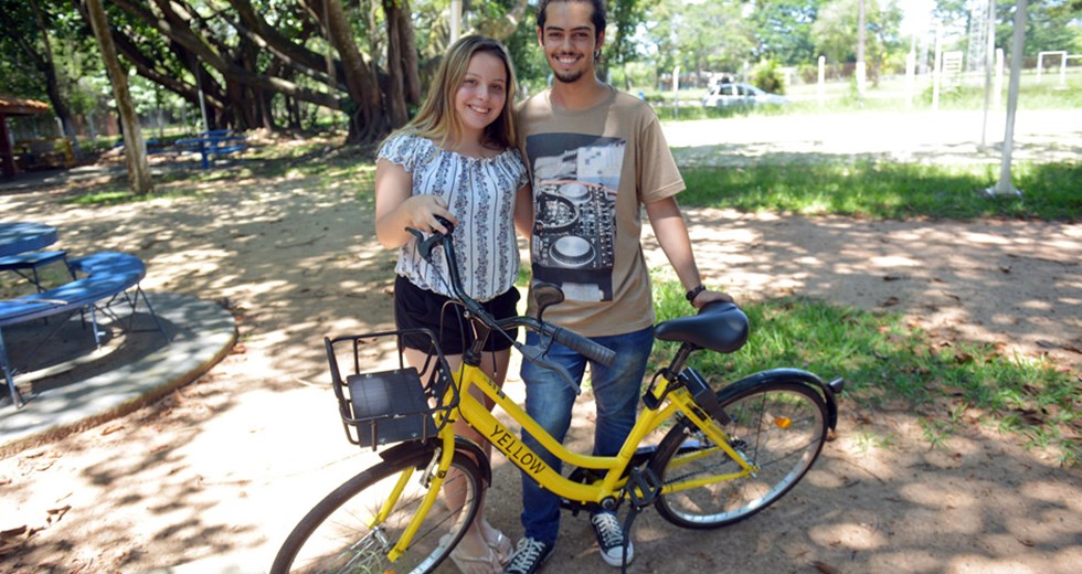 O estudante universitário João Pedro Baroni com a namorada Sabrina: para ir á festa de aniversário dela no DCTA, ele utilizou uma bike compartilhada
