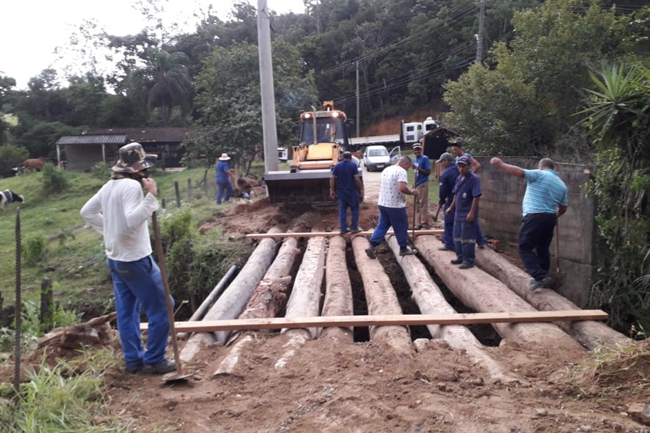 Funcionários da Prefeitura durante recuperação de ponte no Freitas