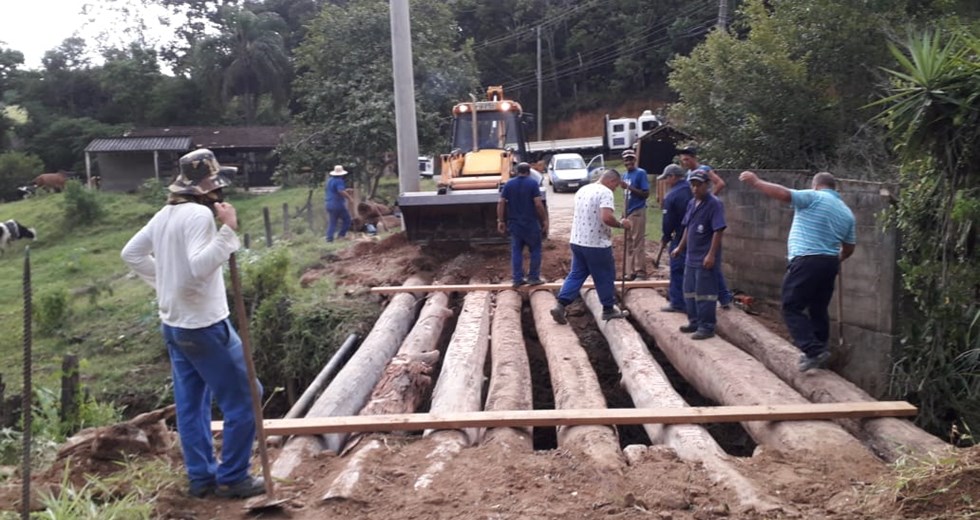 Funcionários da Prefeitura durante recuperação de ponte no Freitas