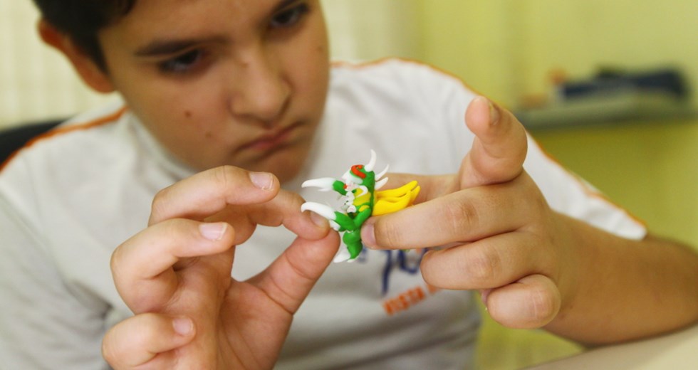 Renan Rey Rangel, 10 anos (autista) aluno do 6º ano da Emef Waldemar Ramos que desenvolveu habilidades com biscuit. Foto: Claudio Vieira/PMSJC. 15-02-2019