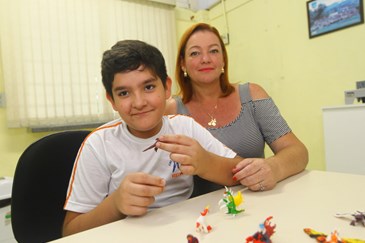 Renan Rey Rangel, 10 anos (autista) aluno do 6º ano da Emef Waldemar Ramos que desenvolveu habilidades com biscuit. Foto: Claudio Vieira/PMSJC. 15-02-2019