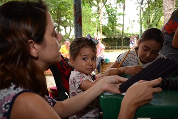 A terapeuta Juliana Ribeiro ajudando as duas filhas a confeccionar materiais da Galinha D'Angola: ela elogiou a iniciativa da Prefeitura