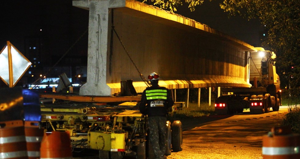 Início da operação de lançamento das vigas do viaduto da via Cambuí sobre a via Dutra. Foto: Claudio Vieira/PMSJC. 18-02-2019