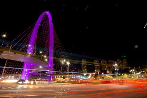 O Arco da Inovação iluminado de roxo /Foto: PMSJC