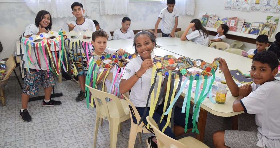 Crianças e adolescentes da Fundhas comemoram carnaval nas unidades