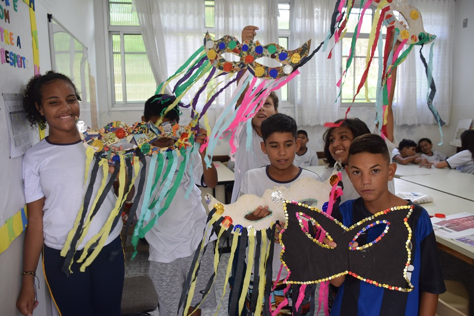 Crianças e adolescentes da Fundhas comemoram carnaval nas unidades