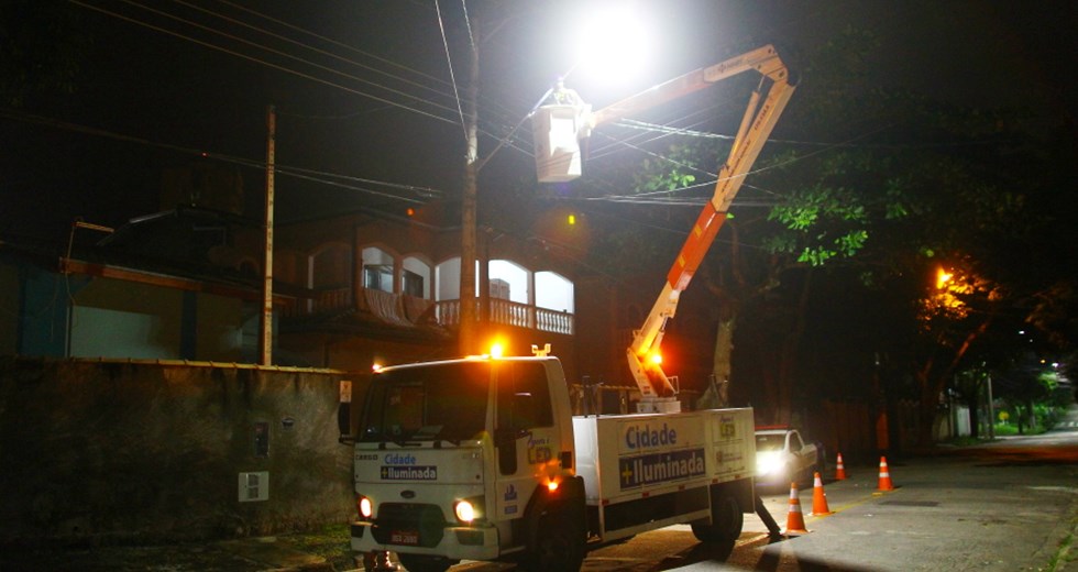 Implantação de lâmpadas de LED do Projeto Iluminar nas ruas do bairro Jardim Souto na região Sudeste. Foto: Claudio Vieira/PMSJC. 04-03-2019