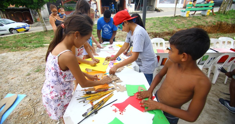 Oficina de máscaras e adereços de carnaval no Ponto de Cultura Jardim Coqueiro. Foto: Claudio Vieira/PMSJC. 05-03-2019