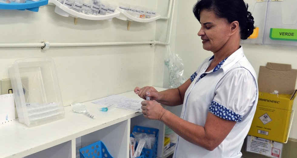 profissional-prepara-medicamento.jpg