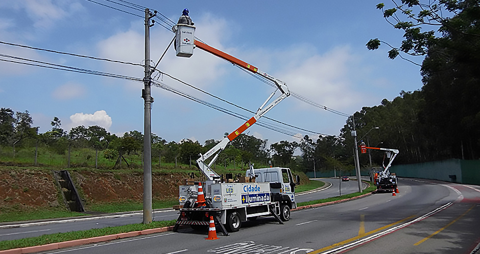 instalacao-de-lampadas-estrada-aeroporto-tamoios-13-12-2019-lucas-cabral-04.jpg