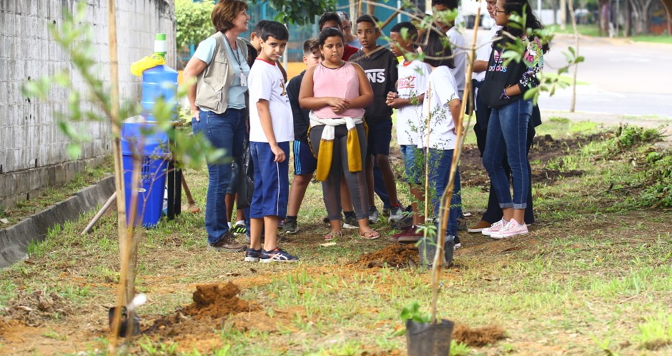 Semana da Água 2019. Plantio de árvores na rua José Benedito Castilho Conjunto Habitacional João Paulo 2°. Foto: Claudio Vieira/PMSJC. 25-03-2019