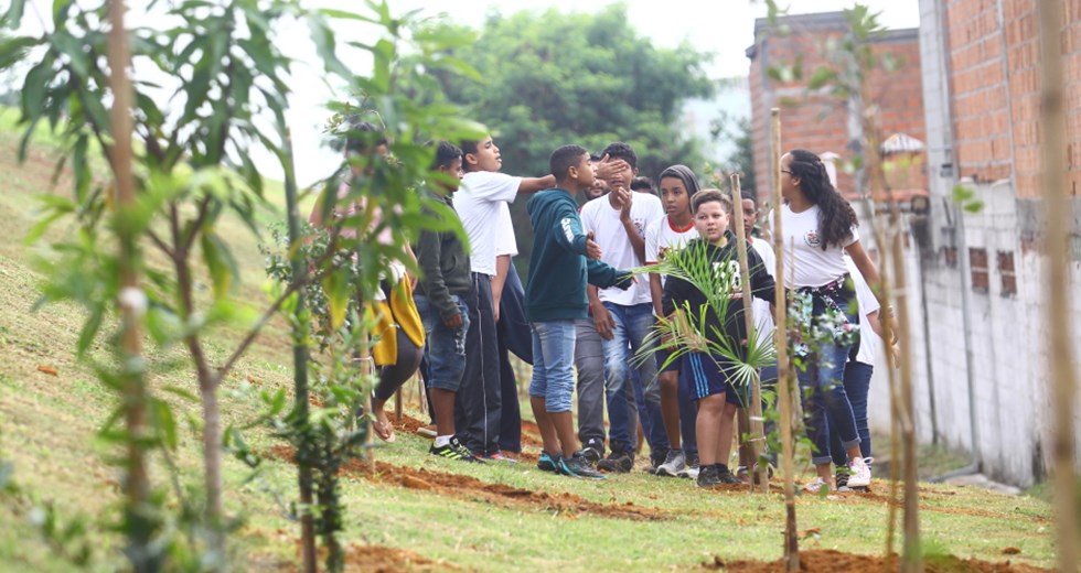 Semana da Água 2019. Plantio de árvores na rua José Benedito Castilho Conjunto Habitacional João Paulo 2°. Foto: Claudio Vieira/PMSJC. 25-03-2019