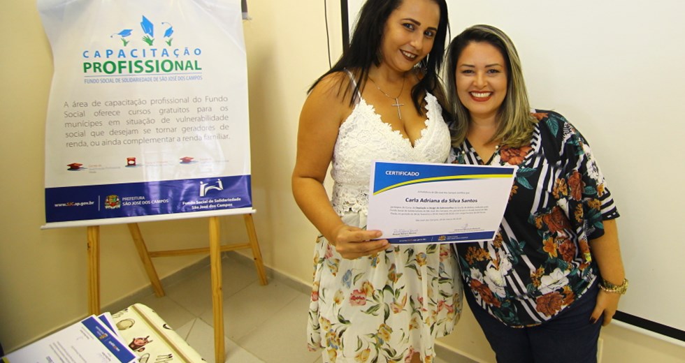 Certificação do curso de capacitação profissional de depilação e design de sobrancelhas no cras Eugênio de Mello. Foto: Claudio Vieira/PMSJC. 29-03-2019