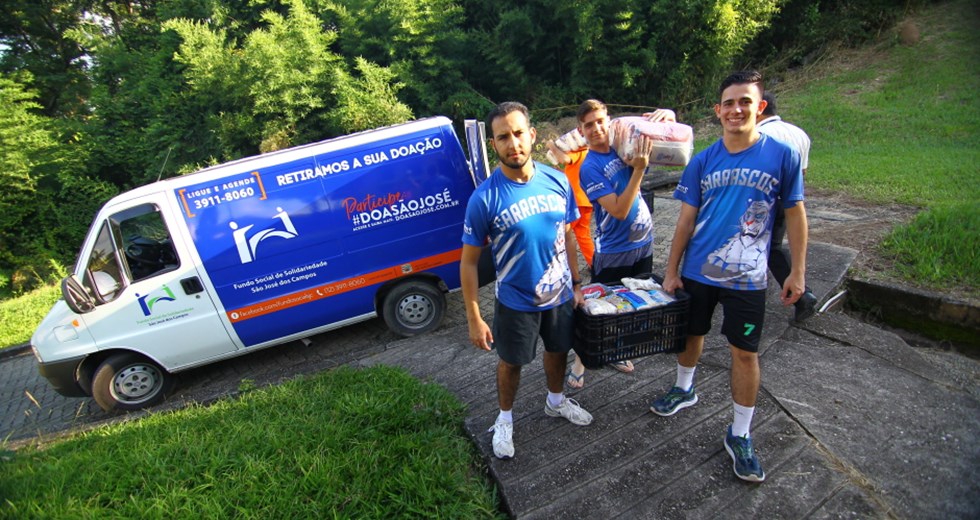 Estudantes da Atlética Univap entregam 1 tonelada de arrecadação ao Fundo Social no campus Urbanova. Foto: Claudio Vieira/PMSJC.11-04-2019