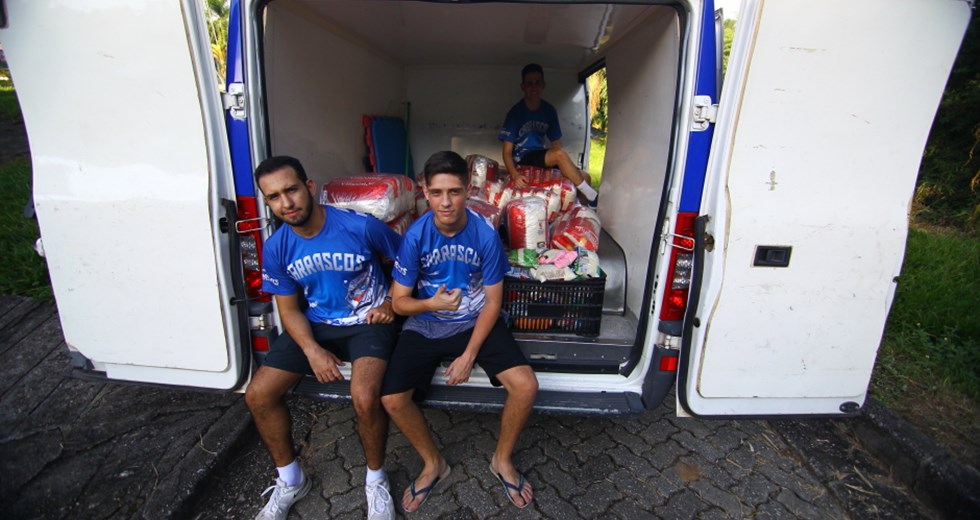 Estudantes da Atlética Univap entregam 1 tonelada de arrecadação ao Fundo Social no campus Urbanova. Foto: Claudio Vieira/PMSJC.11-04-2019
