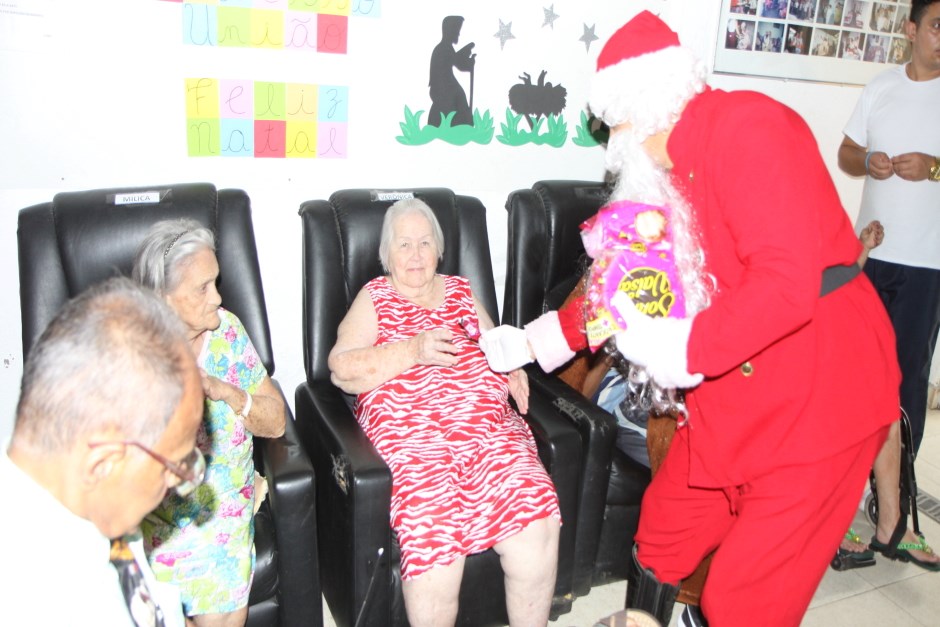Visita do Papai Noel na casa da Vó Laura em Eugênio de Melo 