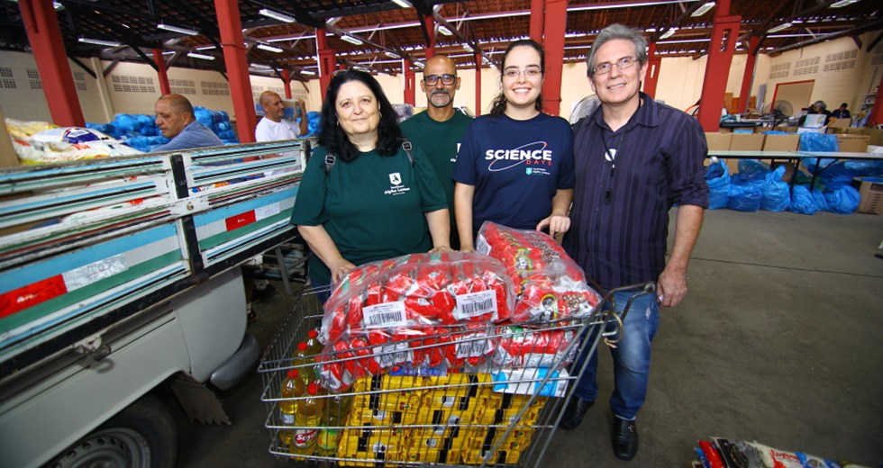 Fundo Social recebe entrega de arrecadação de alimentos do evento Science Days. Foto: Claudio Vieira/PMSJC. 15-04-2019