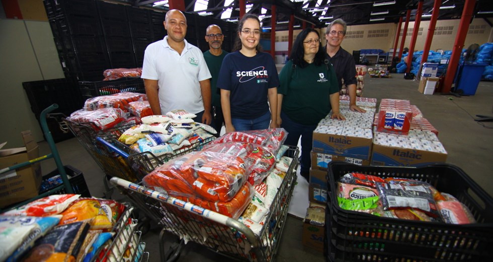 Fundo Social recebe entrega de arrecadação de alimentos do evento Science Days. Foto: Claudio Vieira/PMSJC. 15-04-2019