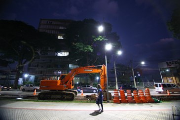 Início das obras para recuperação do asfalto em frente aos pontos de ônibus da Avenida São José e Madre Tereza, na Orla do Banhado. Foto: Claudio Vieira/PMSJC.17-04-2018