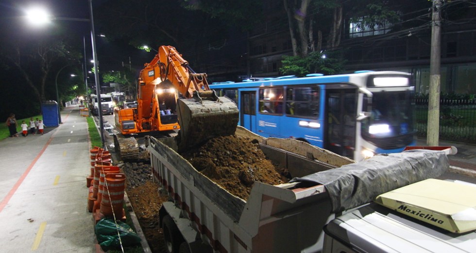 Início das obras para recuperação do asfalto em frente aos pontos de ônibus da Avenida São José e Madre Tereza, na Orla do Banhado. Foto: Claudio Vieira/PMSJC.17-04-2018