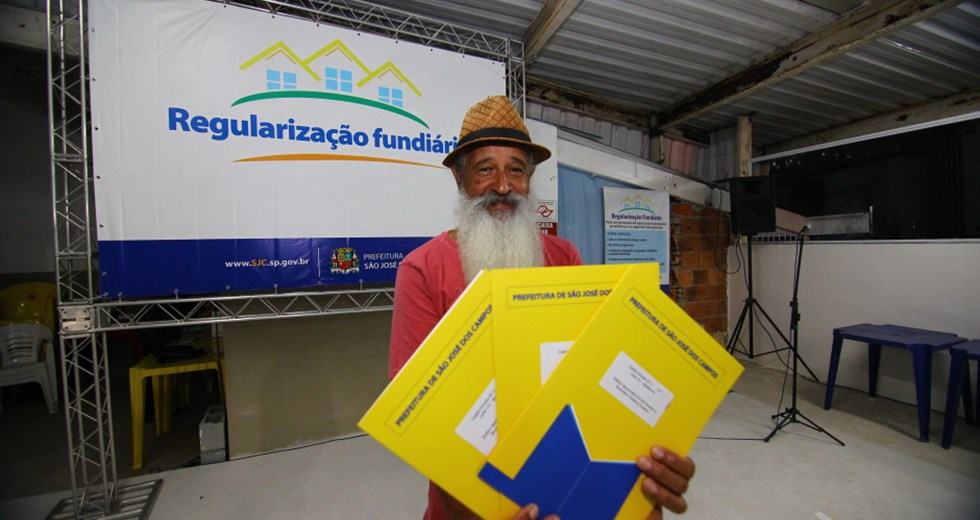 Moradores das partes A, B e C do Capão Grosso II recebem documentos de propriedade dos imóveis. Foto: Claudio Vieira/PMSJC. 30-04-2019