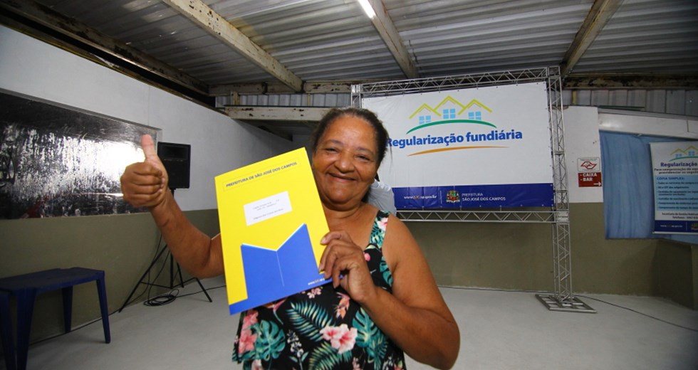 Moradores das partes A, B e C do Capão Grosso II recebem documentos de propriedade dos imóveis. Foto: Claudio Vieira/PMSJC. 30-04-2019