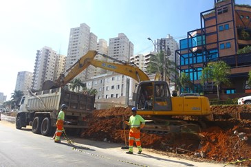 Alargamento da avenida Jorge Zarur para a obra do Arco da Inovação