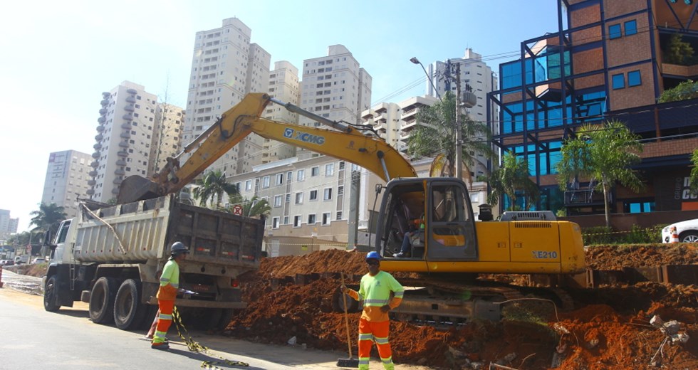Alargamento da avenida Jorge Zarur para a obra do Arco da Inovação