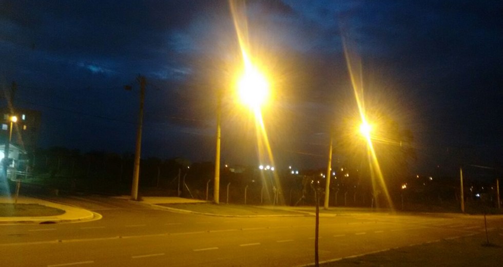 Instalação de lâmpadas em postes em frente a conjuntos habitacionais do Cajuru