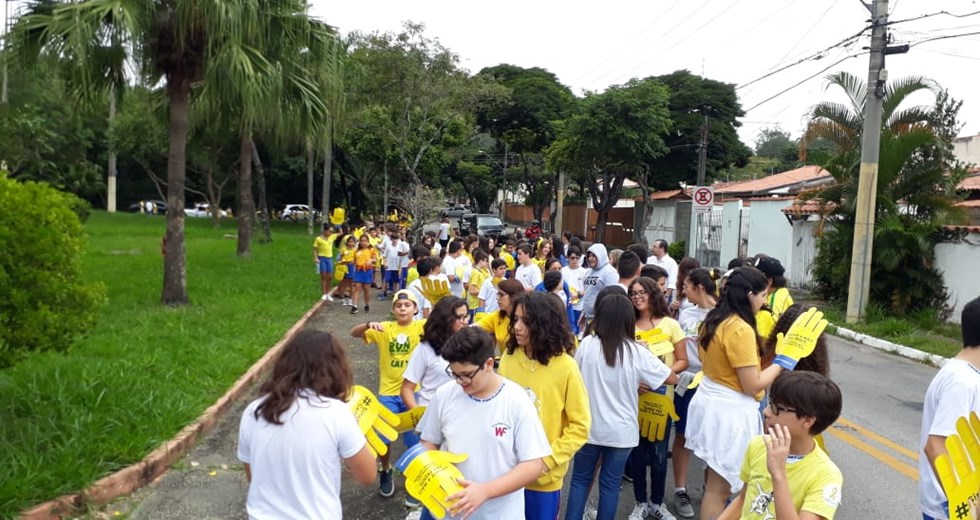 Palestra sobre o Maio Amarelo e caminhada com alunos da escola Walter Fortunato