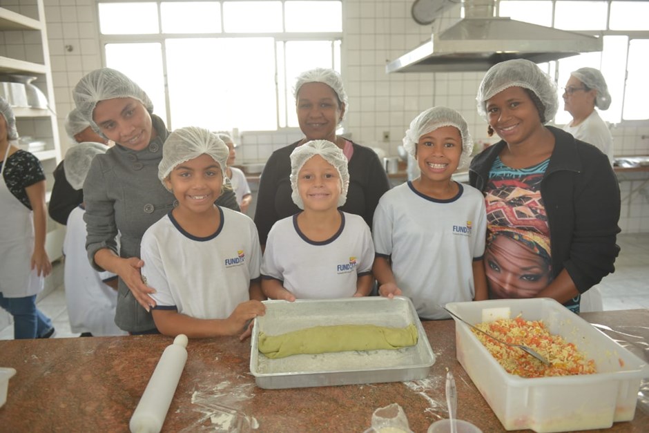 Mães e filhos participam de oficina de culinária na Fundhas Centro
