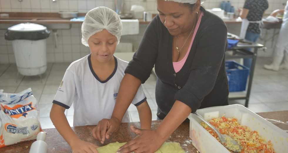 Mães e filhos participam de oficina de culinária na Fundhas Centro