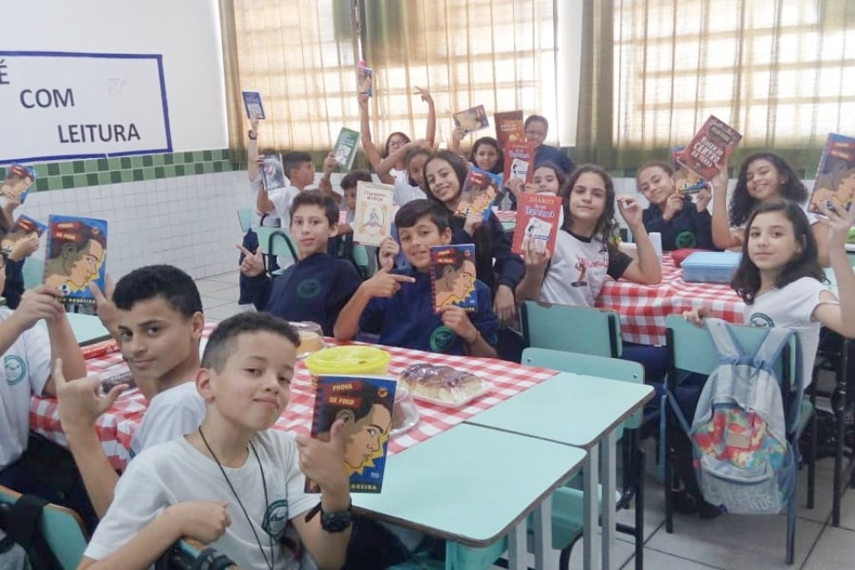 Como parte das atividades de língua portuguesa, os estudantes trocaram experiências sobre o último livro que leram com um café comunitário